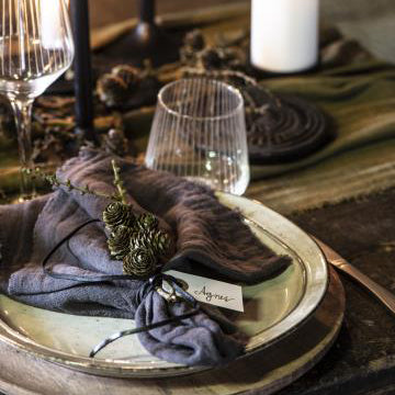 Stofserviet som en del af bordopdækningen. Stofserviettens materiale er bomuld hvilket tilføjer et flot element i borddækningen.
