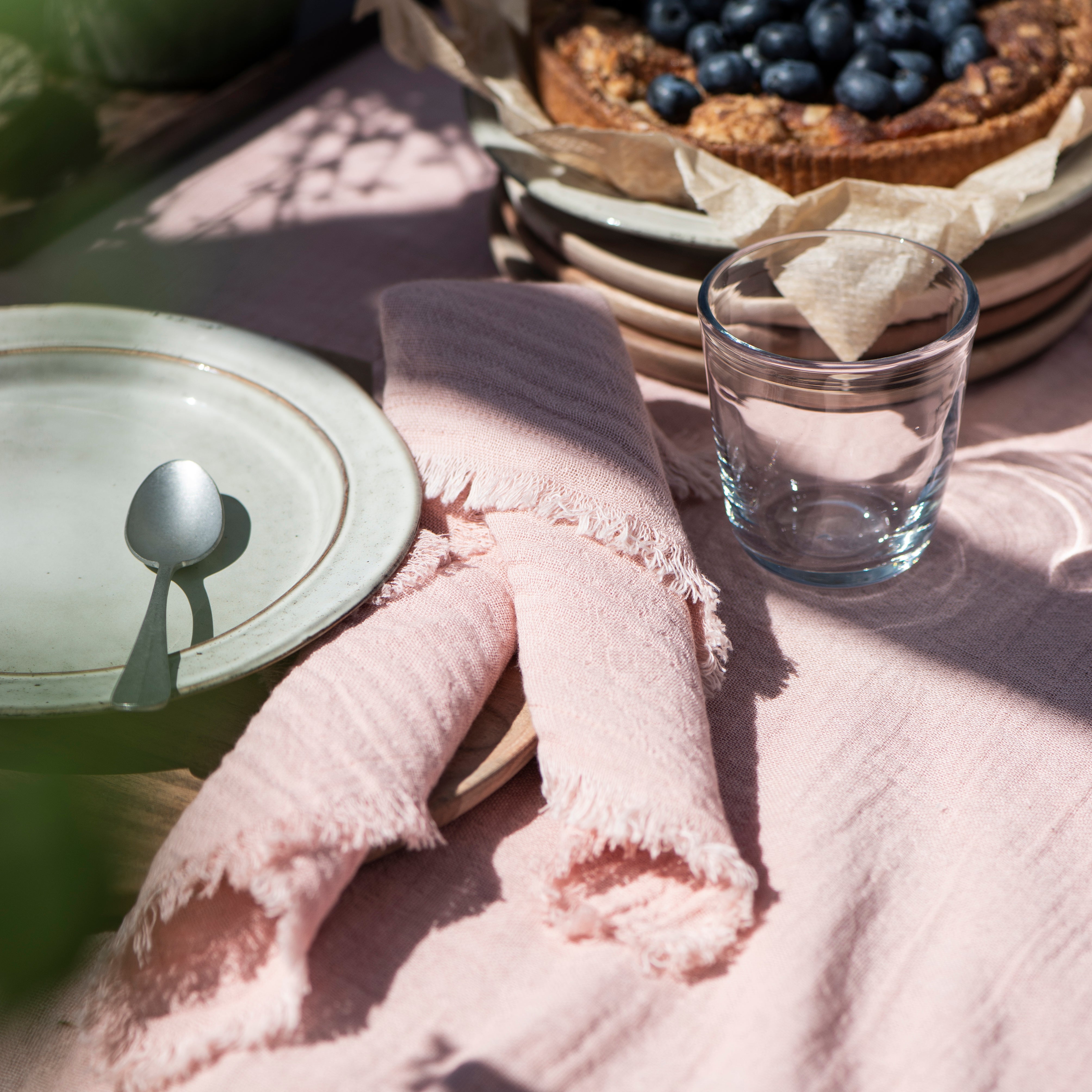 Stofserviet med flot finish i kanten. Stofservietten er af bomuld og i sat rosa.