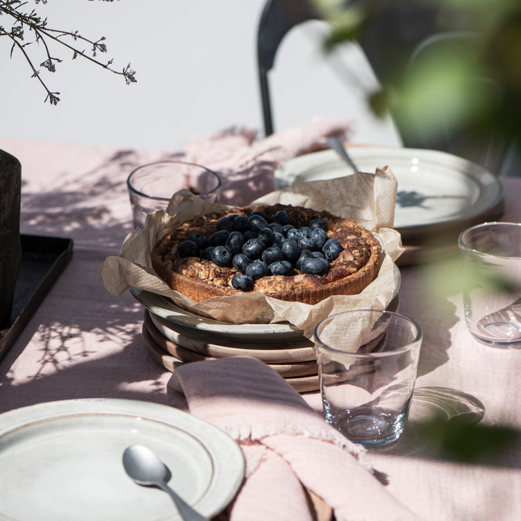 Stofserviet som en del af bordopdækning i en flot rosa farve.