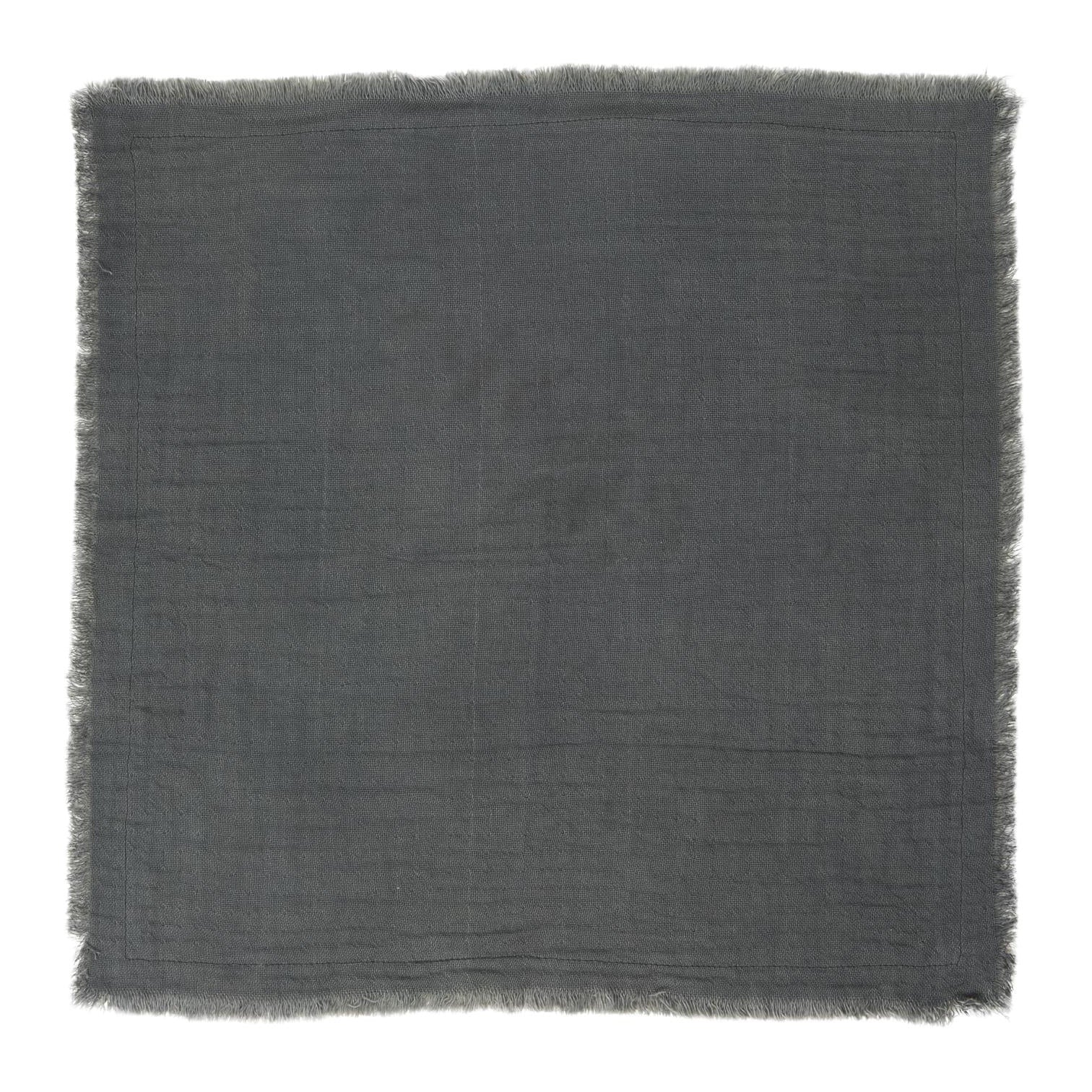 Stofserviet i grå bomuld. Stofserviettens kant giver et mere råt look.