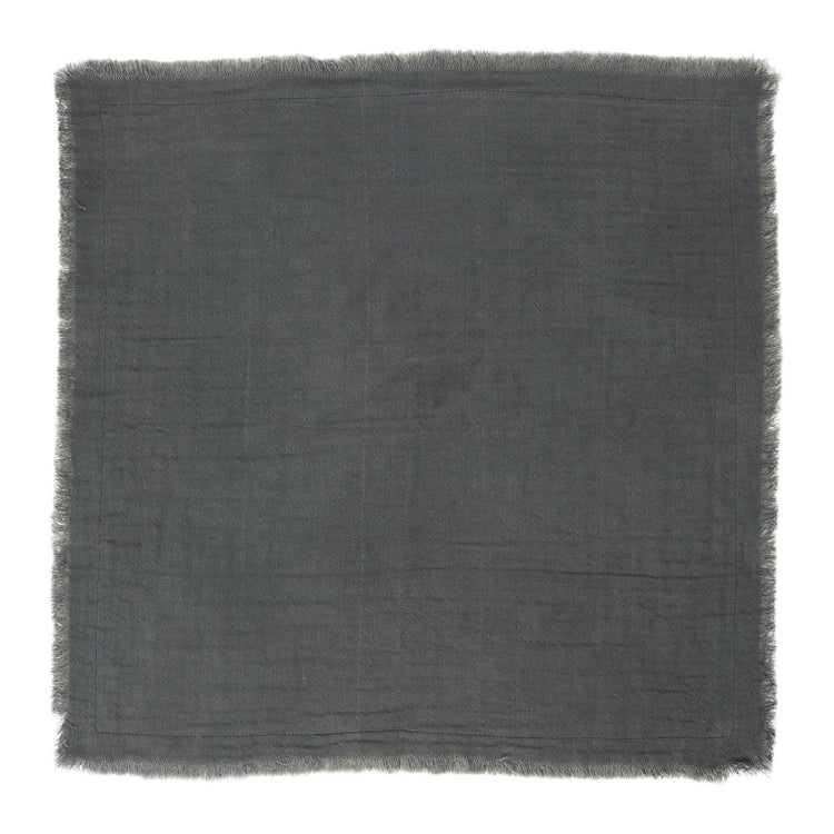 Stofserviet i grå bomuld. Stofserviettens kant giver et mere råt look.