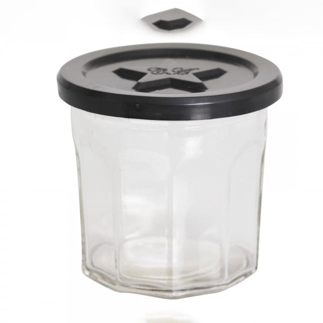 Opbevaringsglas i lille størrelse med sort låg der er nemt at sætte på og tage af.
