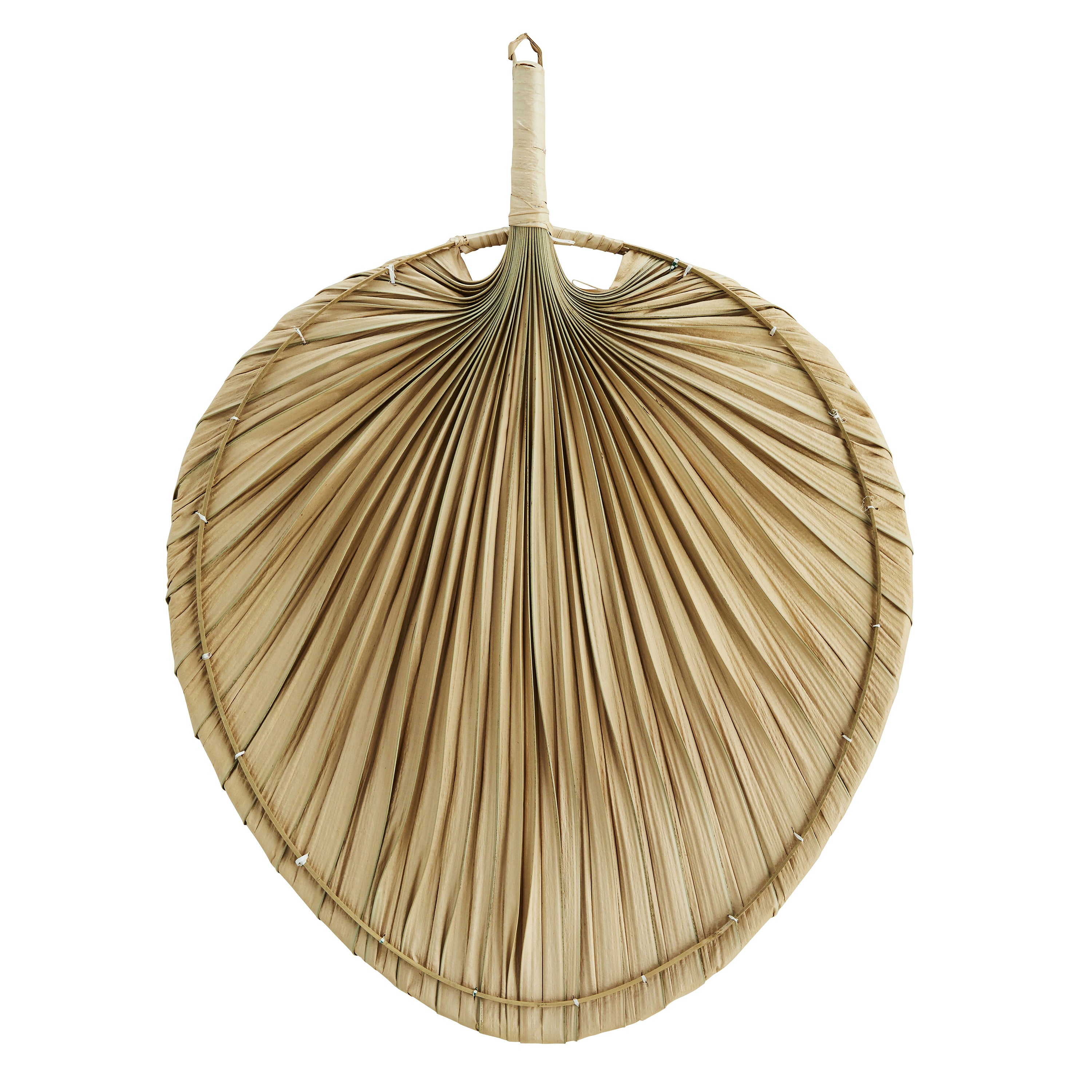 Palmeblad som vægdekoration i naturmateriale.