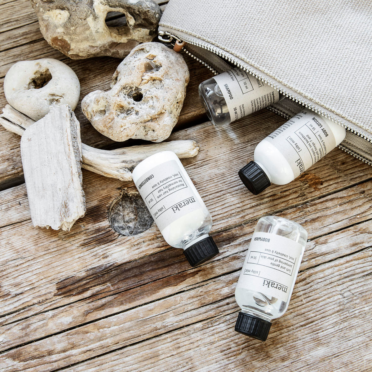 Merakis rejsekit med shampoo, conditioner, bodywash og bodylotion kan med sin rejsevenlige størrelse let passe i toillettasken.