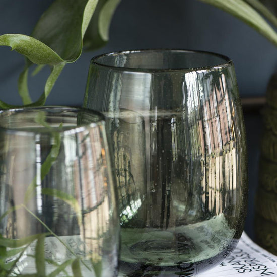 Vase med bobler i smuk olivengrønne nuancer. De små bobler giver et unikt finish.