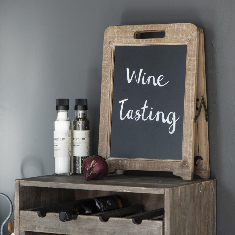 Tavle med træramme der kan bruges som skilt, huskeliste eller andet. Tavlen kan selv stå og let flyttes da den har håndtag.