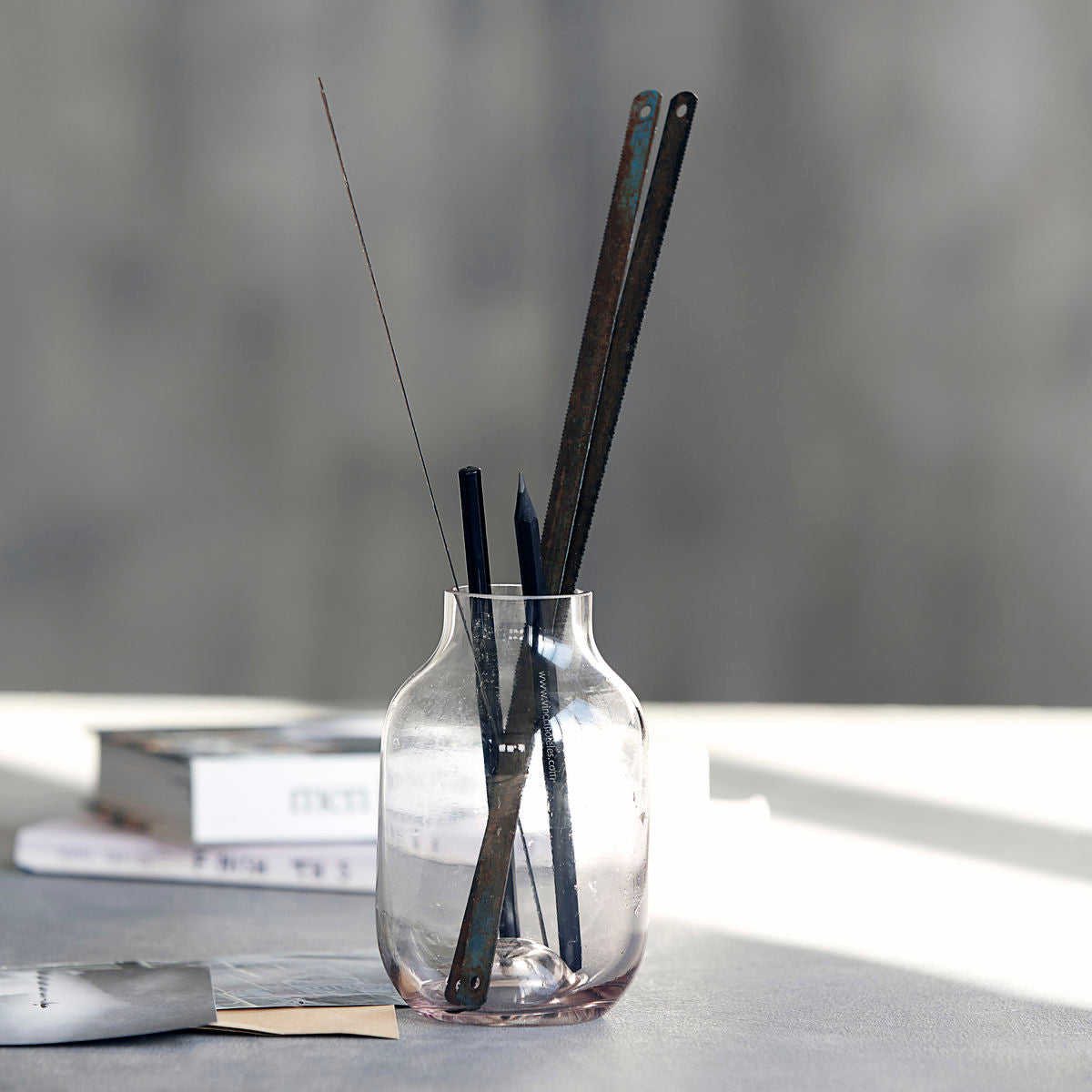Vase i rosa farvet glas. Vasen kan bruges som opbevaring af småting så som blyanter eller til blomster.