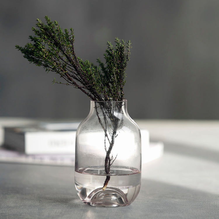 Vase i rosa stylet med gren. Giver et simpelt og lækkert look. Brug vasen alene eller sammen med flere vaser.