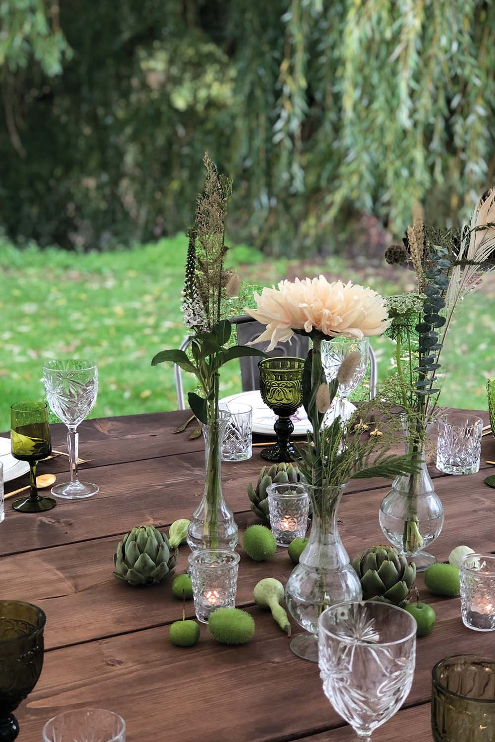 Blomster pynt til bordopdækning. Skab stemning til din fest med stilke i vaser og minigræskar og artiskokker på bordet. Deko krysantemum, græsser, dildskærm, hvid spirea. 