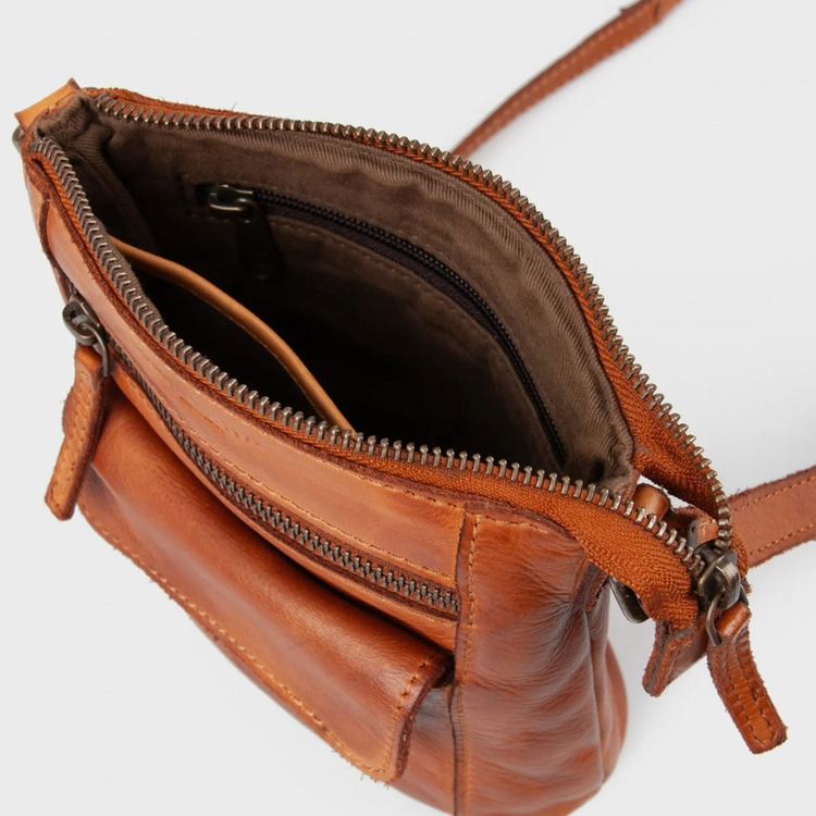 Charlo lille crossbody taske i læder - cognac