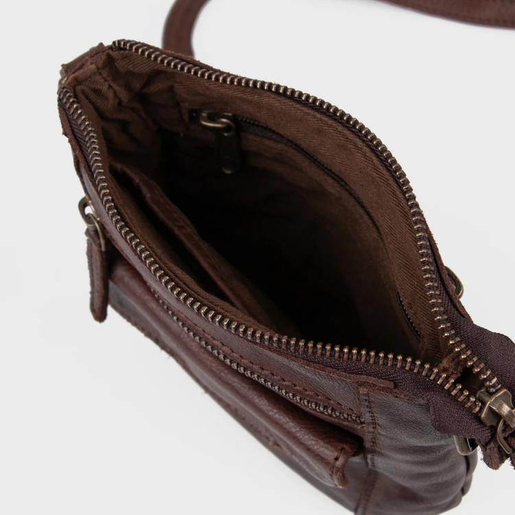 Charlo lille crossbody taske i læder - brun