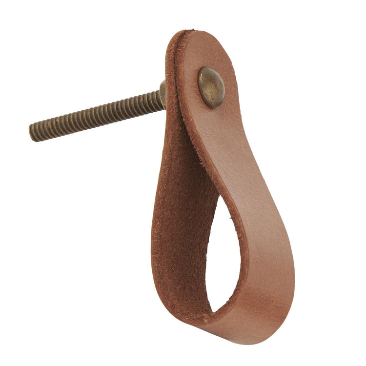 Læderstrop greb i brunt læder med messing skrue til at sætte fast i skuffer og skabe. Den brune farve giver en varme til det rustikke materiale. Skruen kan også tages ud af læderstroppen så den kan bruges med S-krogen.