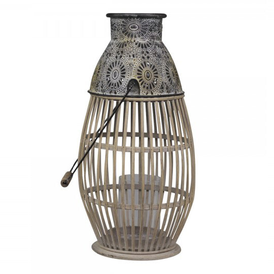 Lanterne i bambus og jern. Bambusflettets mønster gør det let for lyset af passere og sprede hygge. 