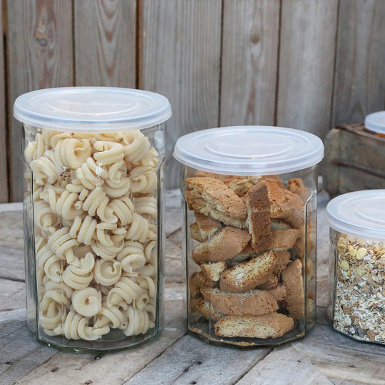 Opbevaringsglas i forskellige størrelser til tørvarer som pasta, kager, havregryn eller andet.