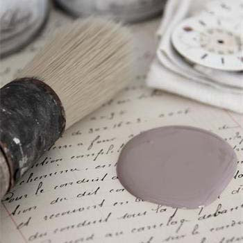 Vintage paint i delightfull plum farve er set som farveprøve
