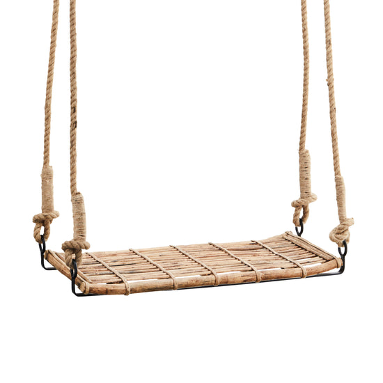 Sædet på gyngen er lavet i bambus, understøtter af jern der gør den holdbar op til 100 kg. 