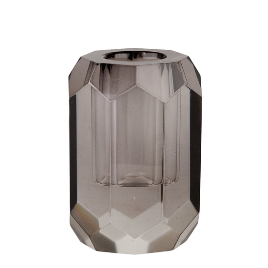 Denne kubeformede lysestage har en smuk røget lilla farve der giver en flot nuance i sammenspillet med de krystal-inspirerede udformninger.