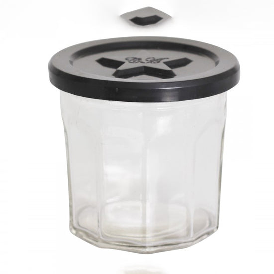Opbevaringsglas i lille størrelse med sort låg der er nemt at sætte på og tage af.