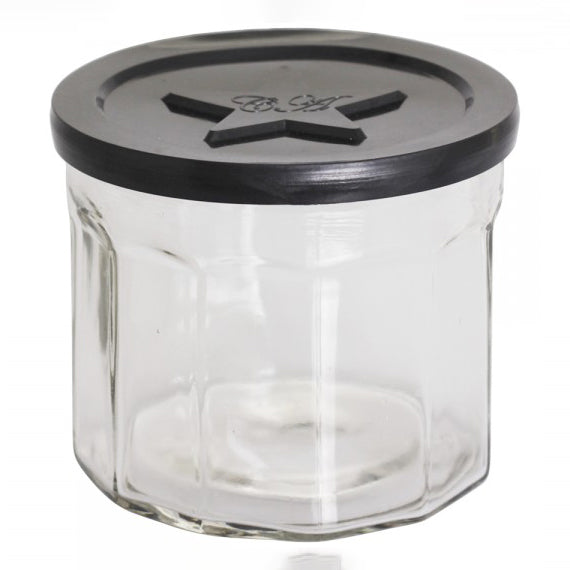 Lille opbevaringsglas med låg gør opbevaring af tørvarer mere overskueligt.