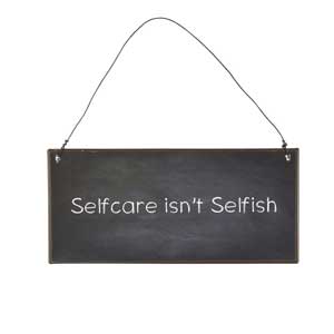 Metal skilt med ordsprog på. Selfcare isn't selfish.