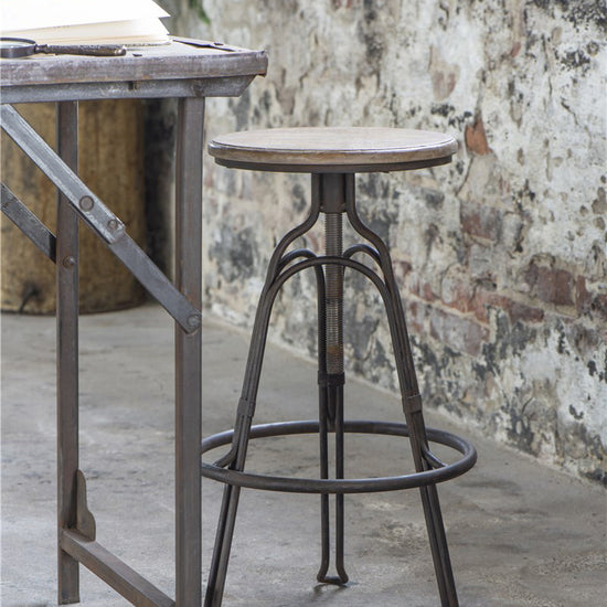 Taburet med jernstel og træsæde i råt look. kan bruges som barstol eller til højt bord. 