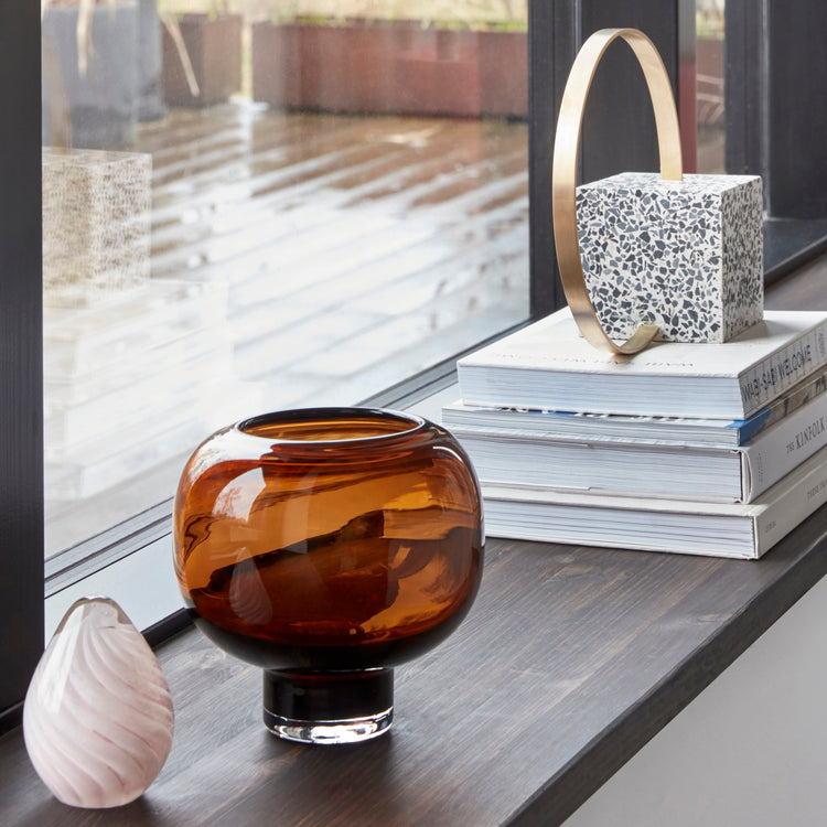 Smuk vase i amber farvet glas der også kan bruges som skål.