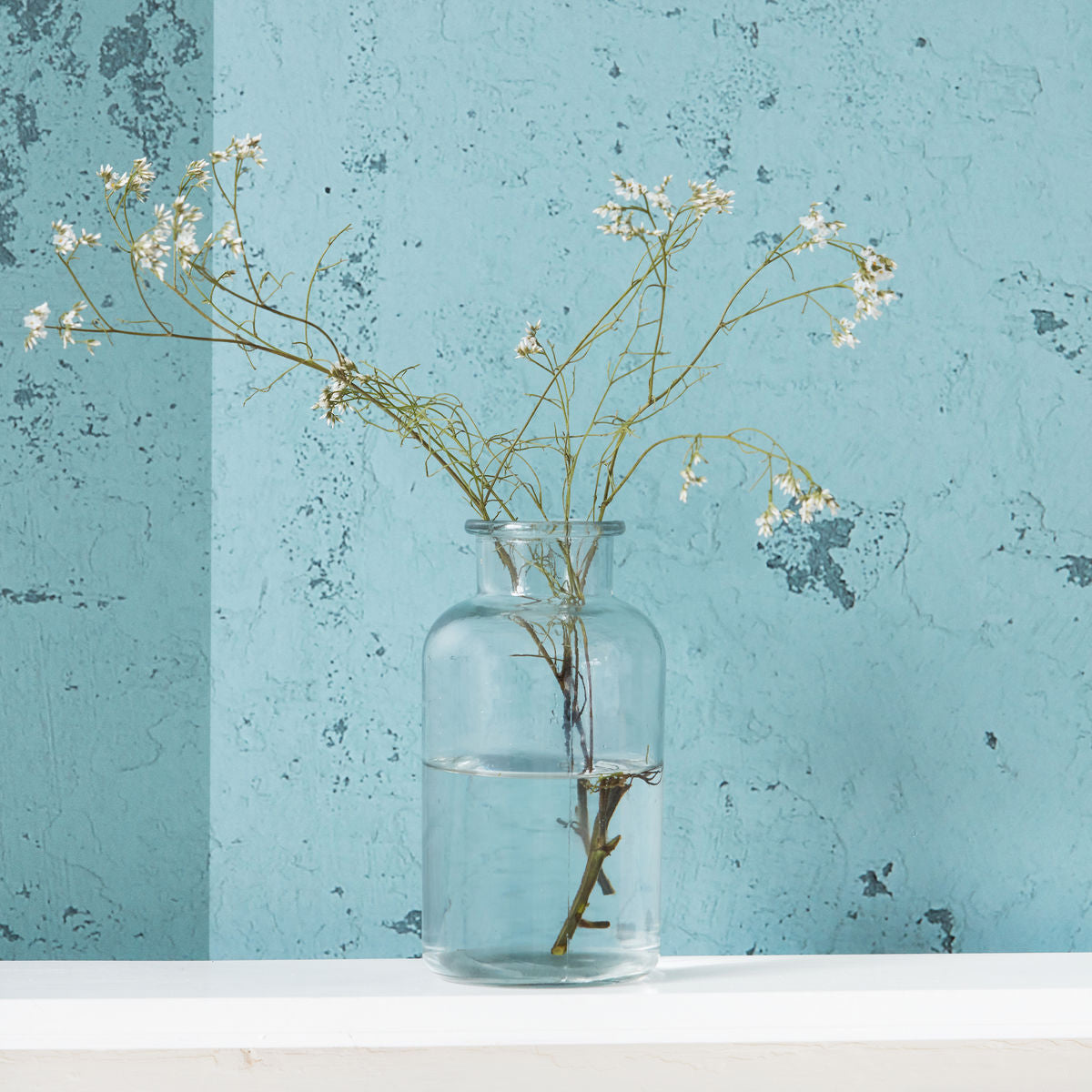 Vase fra House Doctor i klart glas. Smid et par stilke i fra haven eller tørrede blomster og skab et flot look.