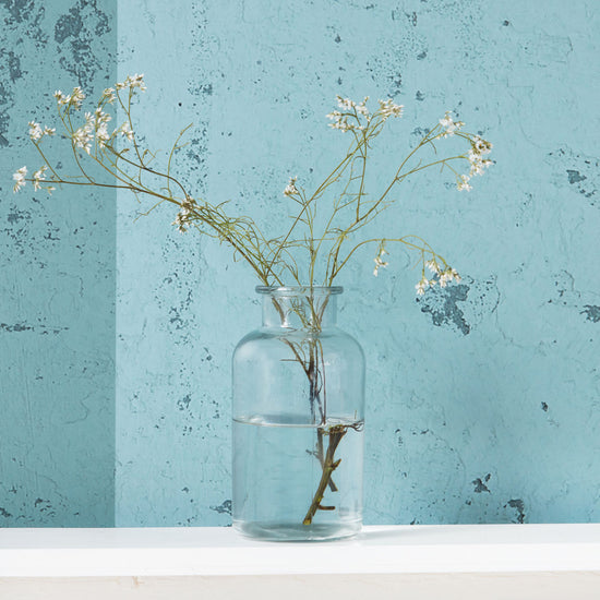 Vase fra House Doctor i klart glas. Smid et par stilke i fra haven eller tørrede blomster og skab et flot look.